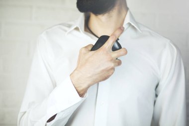 beyaz izole parfüm kullanma yakışıklı genç