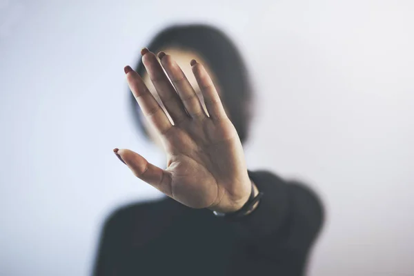 Νεαρή Γυναίκα Δείχνει Την Άρνηση Χέρι — Φωτογραφία Αρχείου