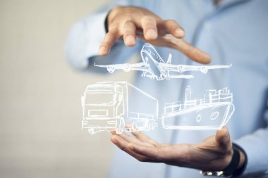 farklı taşıma aracı simgesi ile erkek el 