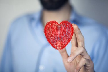 adam kırmızı kalp parmaklarıyla dokunarak 