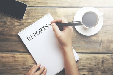 kadın kelime defter raporda yazılı. kahve tablo ile telefon
