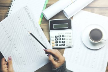 iş raporu yapıyor kalem kadınla