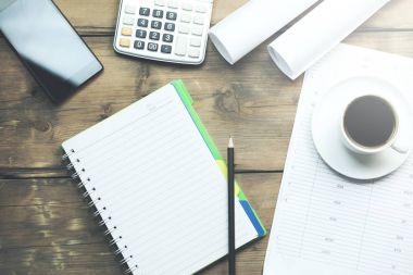 hesap makinesi ve çalışma masası, dizüstü kapatın