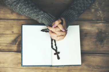 genç bir kadın İncil'in üzerine tablo ile dua
