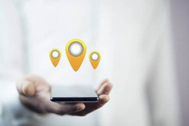 erkek eli yerde pimleri ile telefon ile.