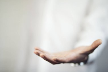 Uzanmış insan erkek eli, yakın 