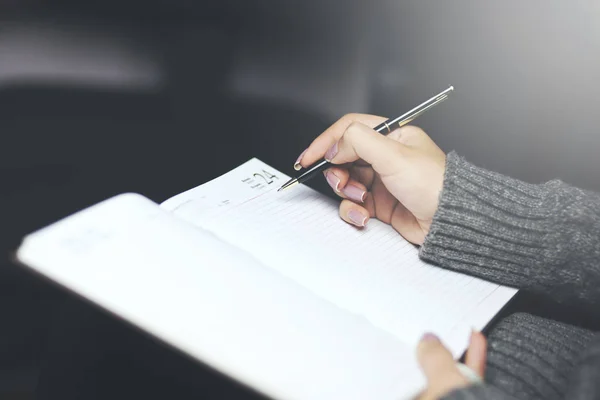 Main Féminine Avec Stylo Écriture Dans Carnet — Photo