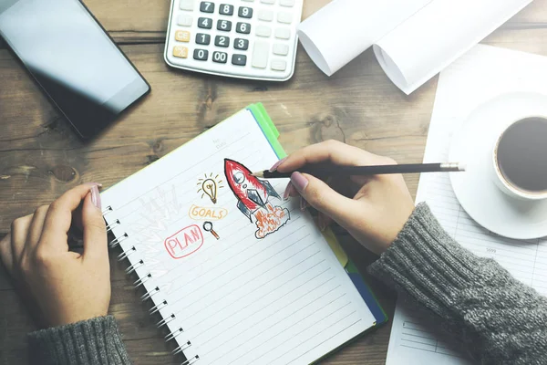 Mulher Escrevendo Plano Negócios Notebook — Fotografia de Stock