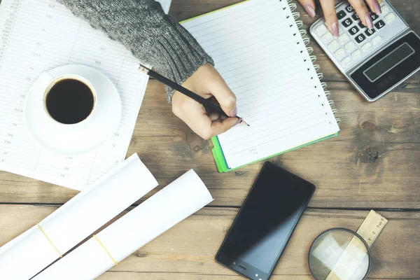 Vrouw Hand Schrijven Kladblok Aan Balie — Stockfoto