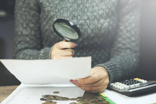 Affärskvinna Tittar Genom Ett Förstoringsglas Till Dokument — Stockfoto