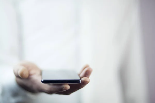 Erkek eli boş mobil akıllı telefon tutarak