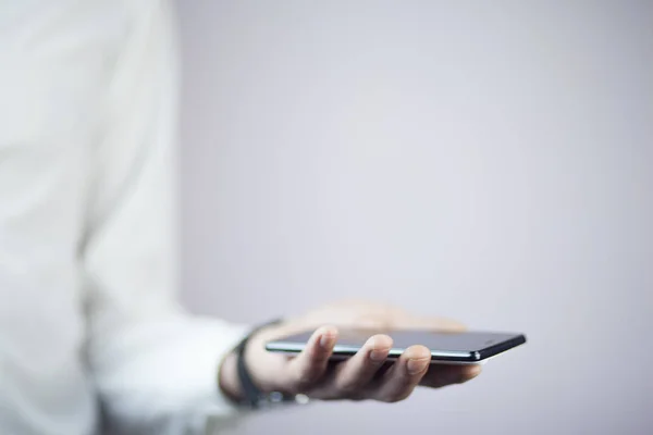 Manlig Hand Innehav Tom Smart Mobiltelefon — Stockfoto