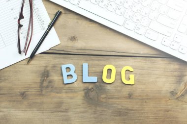 Blog ahşap word ve masa üstünde klavye