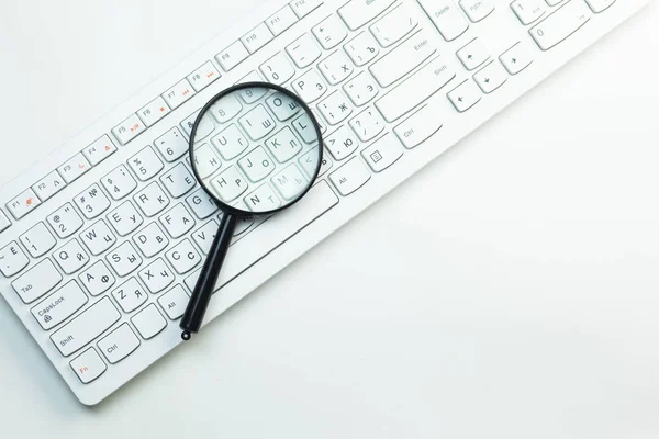 コンピューターのキーボードで虫眼鏡をクローズ アップ — ストック写真