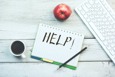 Tablo gözlüklerle kağıt ve klavye, kahve Word Yardımı'na