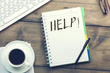 Tablo gözlüklerle kağıt ve klavye, kahve Word Yardımı'na