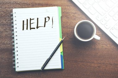 Tablo gözlüklerle kağıt ve klavye, kahve Word Yardımı'na