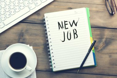 Not defteri ve klavye, masada kahve yeni iş kelimeleri