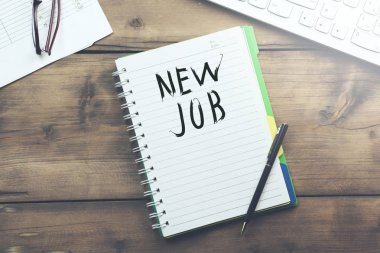 Not defteri ve klavye tablo üzerinde yeni iş kelimeleri