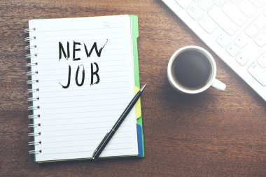 Not defteri ve klavye üzerine yeni iş kelimesi, masa üzerine kahve