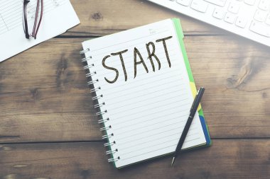 Metin üstünde defter masa üstünde klavye ile başlamak