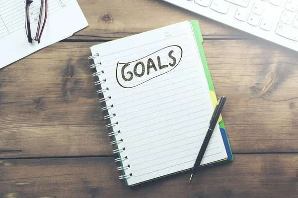 Not defteri ve klavye ile kahve masada gol kelime