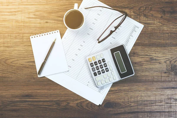 Taschenrechner Notizblock Stift Dokumente Und Kaffee Auf Holztisch — Stockfoto