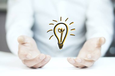 Ampul simgesine sahip iş adamı 