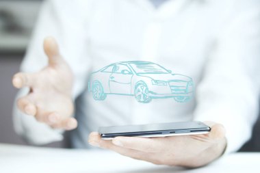 adam araba simgesi olan telefon tutarak