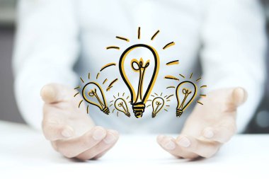  adamın elleri ışık ampuller