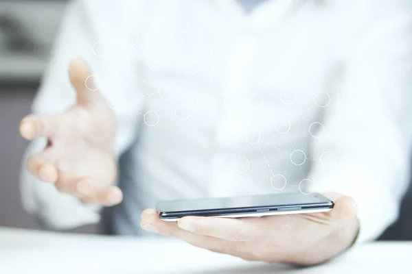 Affärsman anläggning telefon — Stockfoto