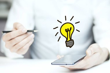 Elini ampul simgesi olan 