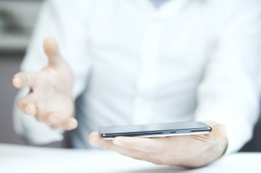 Elini üstünde hareket eden telefon