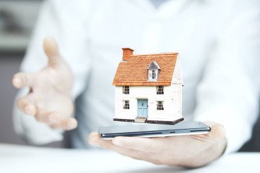 ev modeli ile telefon ile el