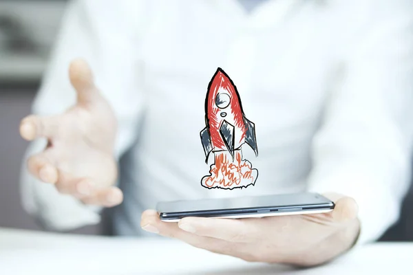 Человек с телефоном с красной ракетой — стоковое фото