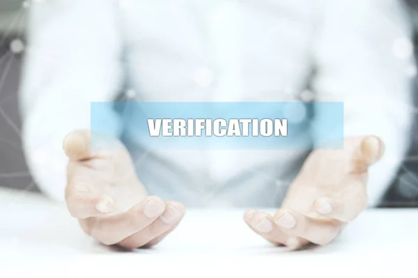 Handen met verificatie teken — Stockfoto