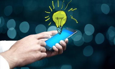 Ekranda ampul olan erkek cep telefonu.