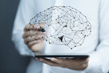 Ekranda beyin olan insan eli tableti