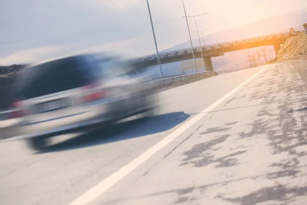 Coche en carretera en la puesta del sol —  Fotos de Stock