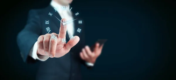 Рука бізнесмена натисніть піктограму годинника — стокове фото