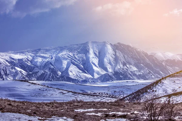 Piękne śnieżne wysokie góry — Zdjęcie stockowe