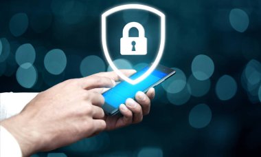 Ekranda kilit simgesi olan iş adamı cep telefonu