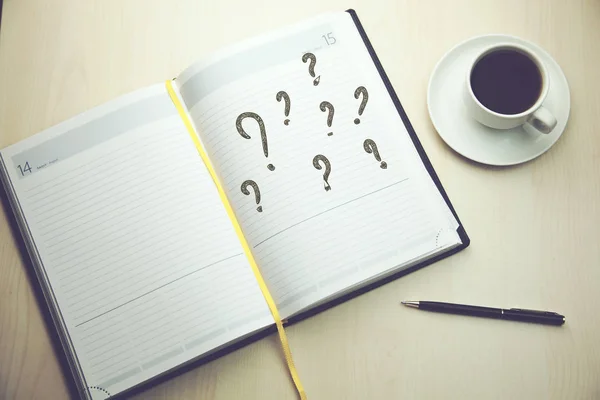 Question marks on notepad — Stock Photo, Image