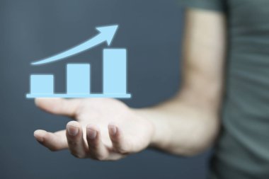 Yükselen bir ok tutan el