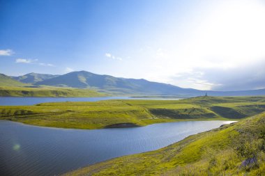 Yeşil ormanlı güzel göl