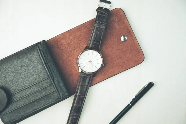 Элегантные часы на бумажнике — стоковое фото