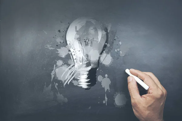 Man drawing bulb by chalk — Stock Photo, Image