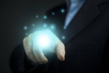 Erkek eli sihirli yıldızların rengini gösteriyor.