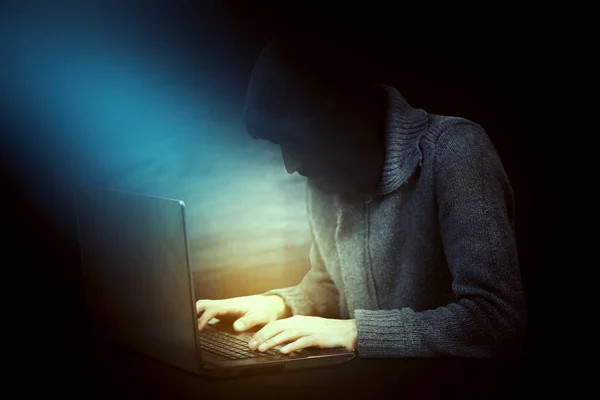 Manos haker escribiendo en el teclado del ordenador portátil — Foto de Stock