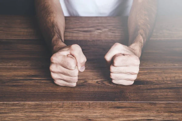 Un jeune homme poing sur la table — Photo